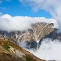 しばらく尾根歩きをすると青空が見えて来ました。